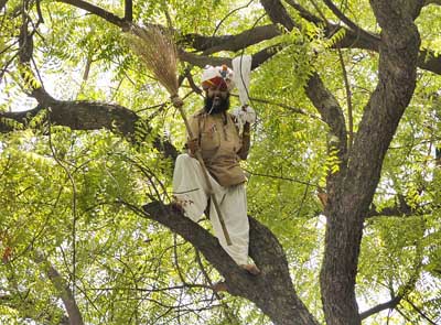 A Farmer Committed Suicide at AAP Rally Against Land Ordinance At Jantar Mantar
